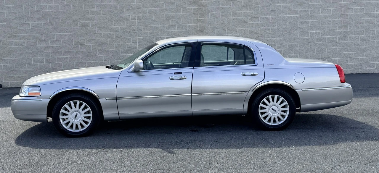 2005 Lincoln Town Car - Image 22 of 31