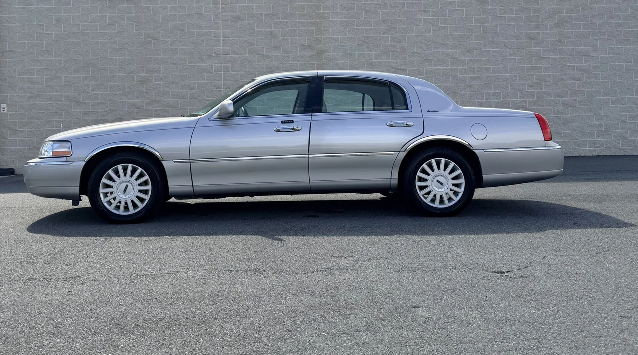 2005 Lincoln Town Car - Image 21 of 31