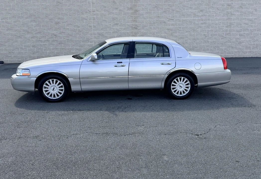 2005 Lincoln Town Car - Image 19 of 31