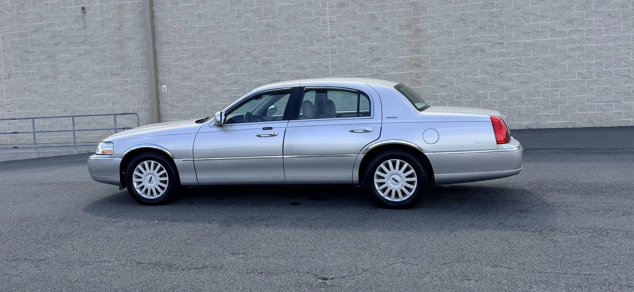 2005 Lincoln Town Car - Image 18 of 31