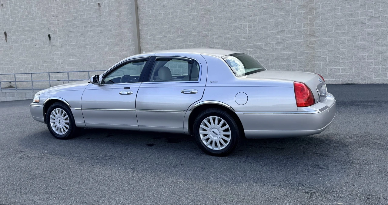 2005 Lincoln Town Car - Image 17 of 31