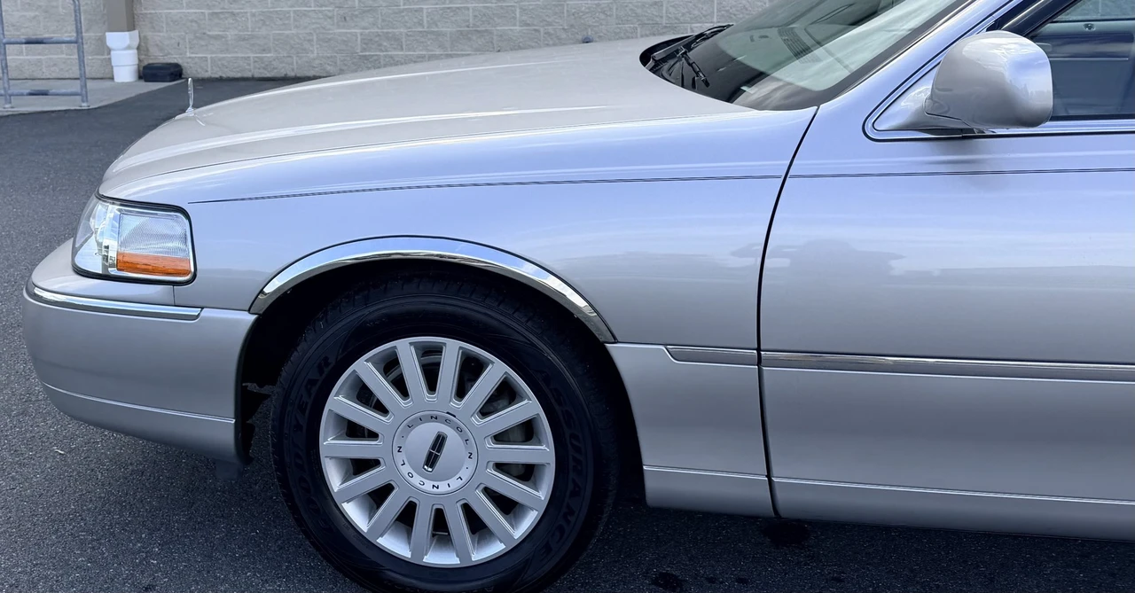 2005 Lincoln Town Car - Image 23 of 31