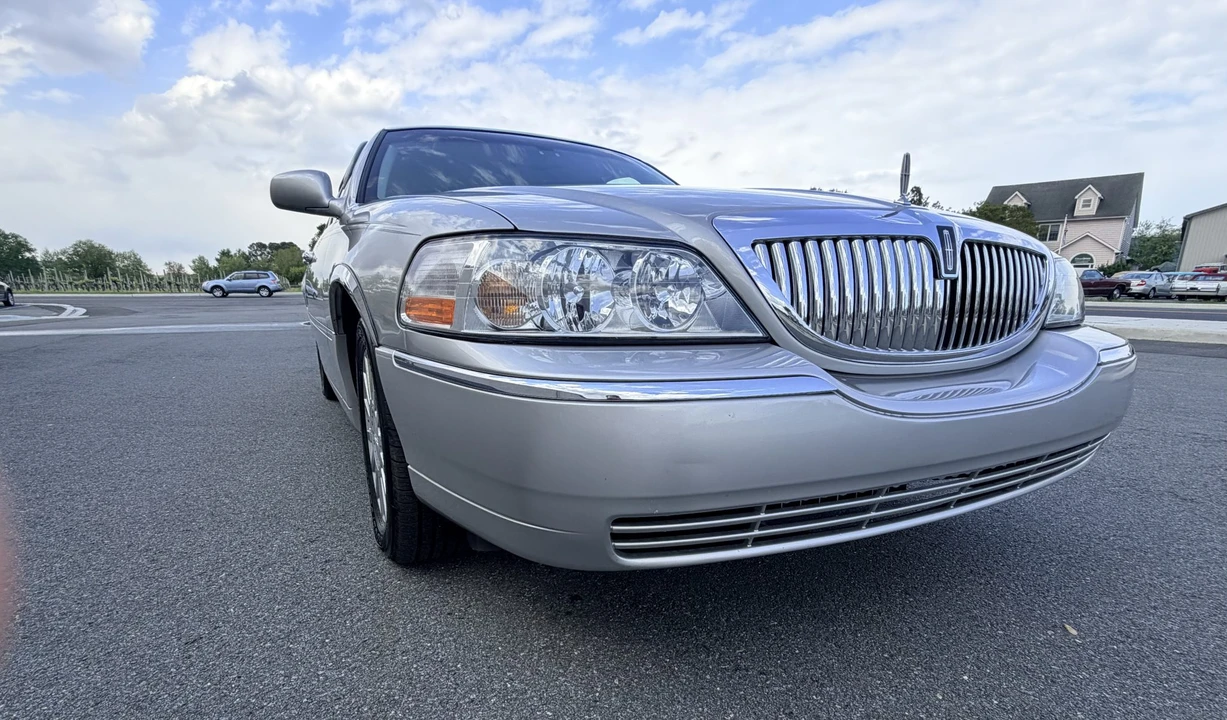 2005 Lincoln Town Car - Image 8 of 31