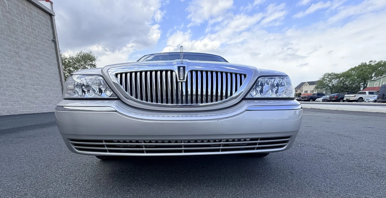 2005 Lincoln Town Car - Image 7 of 31