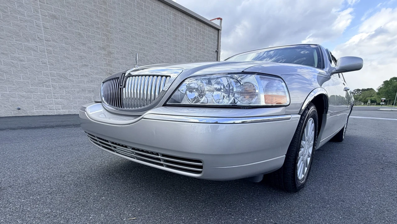 2005 Lincoln Town Car - Image 6 of 31
