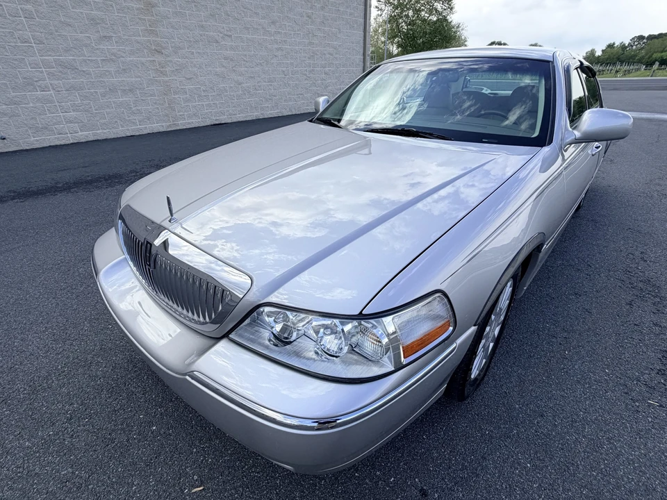 2005 Lincoln Town Car - Image 5 of 31