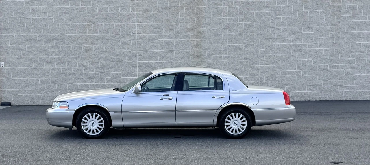 2005 Lincoln Town Car - Image 20 of 31