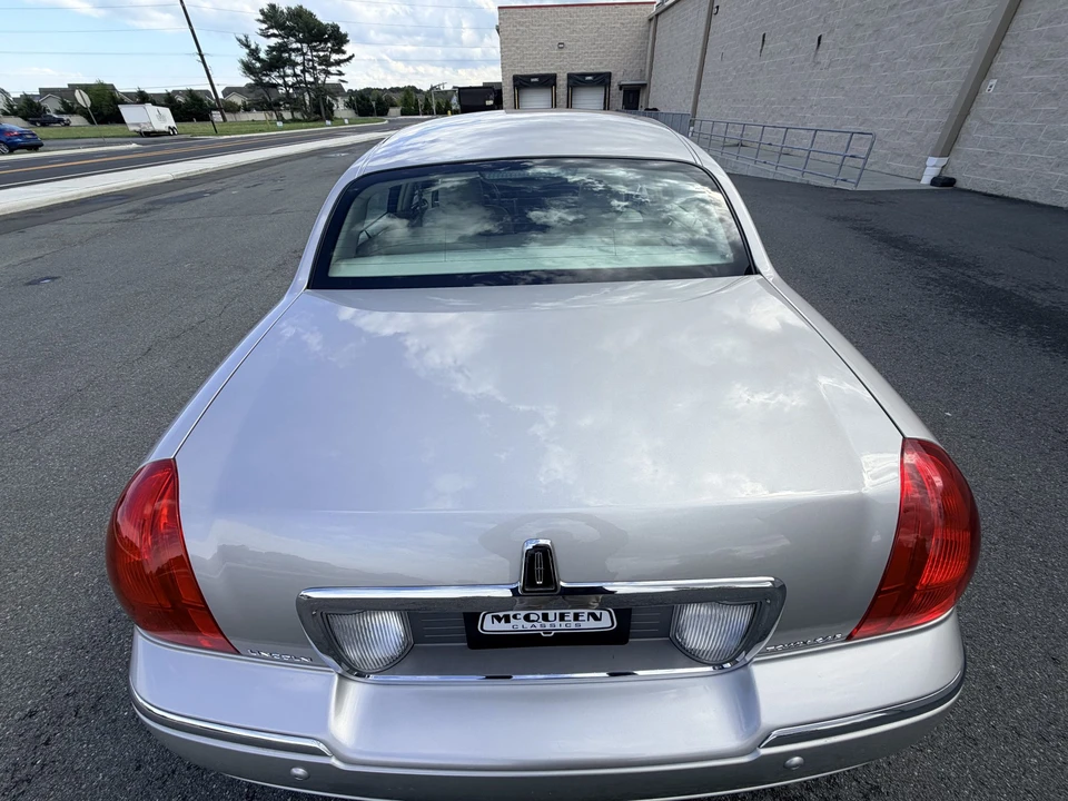 2005 Lincoln Town Car - Image 14 of 31