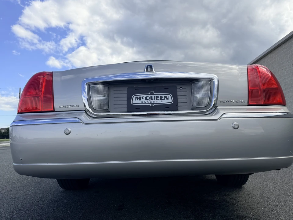 2005 Lincoln Town Car - Image 16 of 31