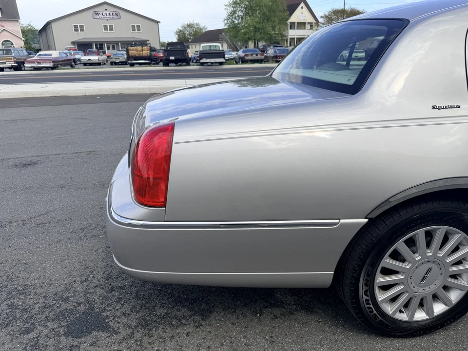 2005 Lincoln Town Car - Image 31 of 31