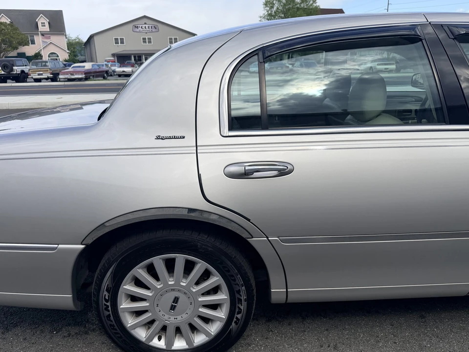 2005 Lincoln Town Car - Image 30 of 31