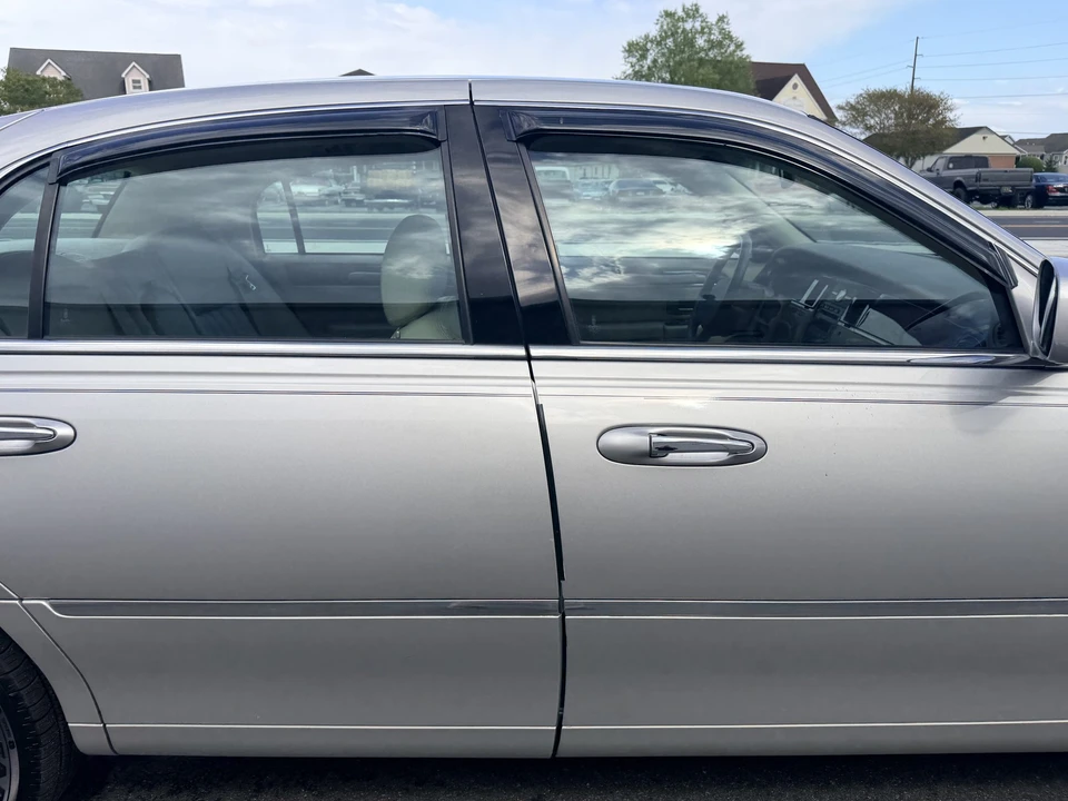2005 Lincoln Town Car - Image 29 of 31