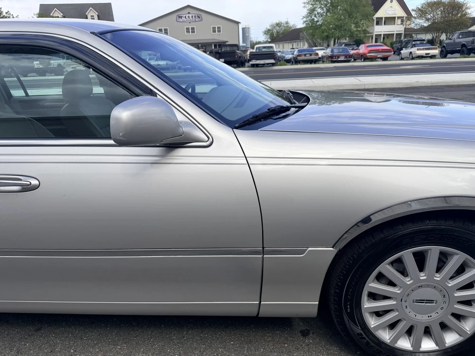 2005 Lincoln Town Car - Image 28 of 31