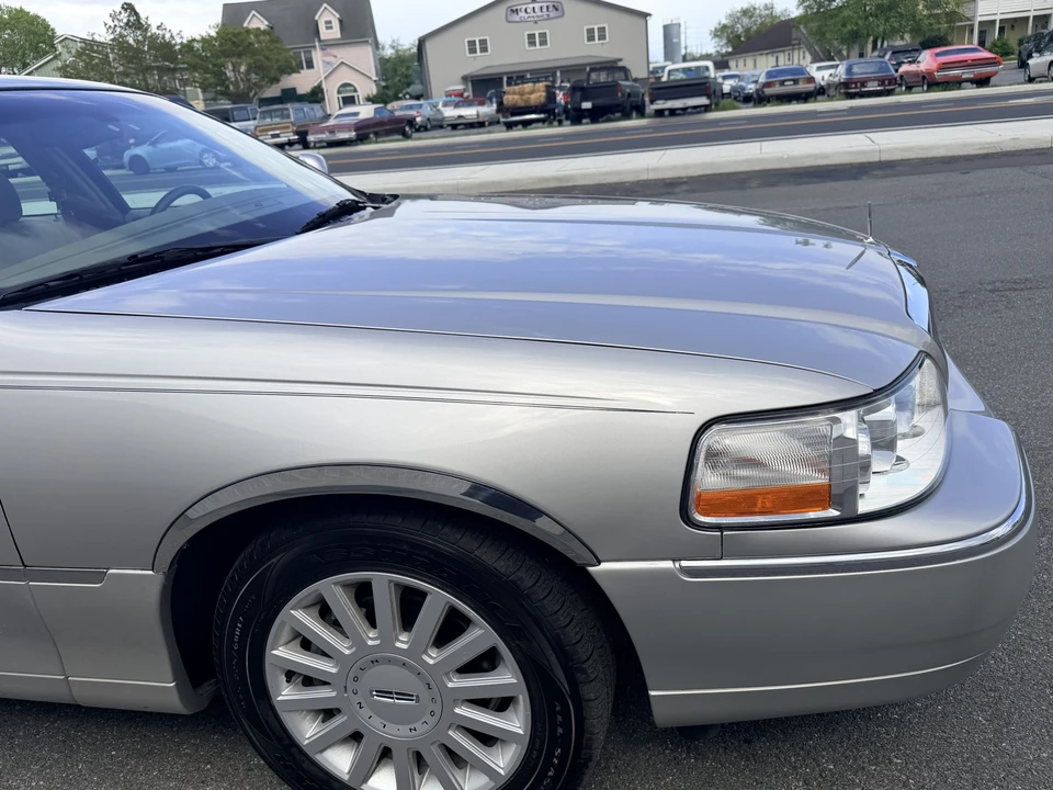 2005 Lincoln Town Car - Image 27 of 31
