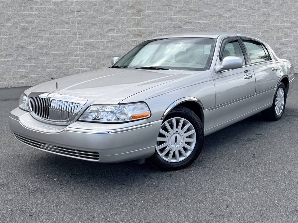 2005 Lincoln Town Car - Image 3 of 31