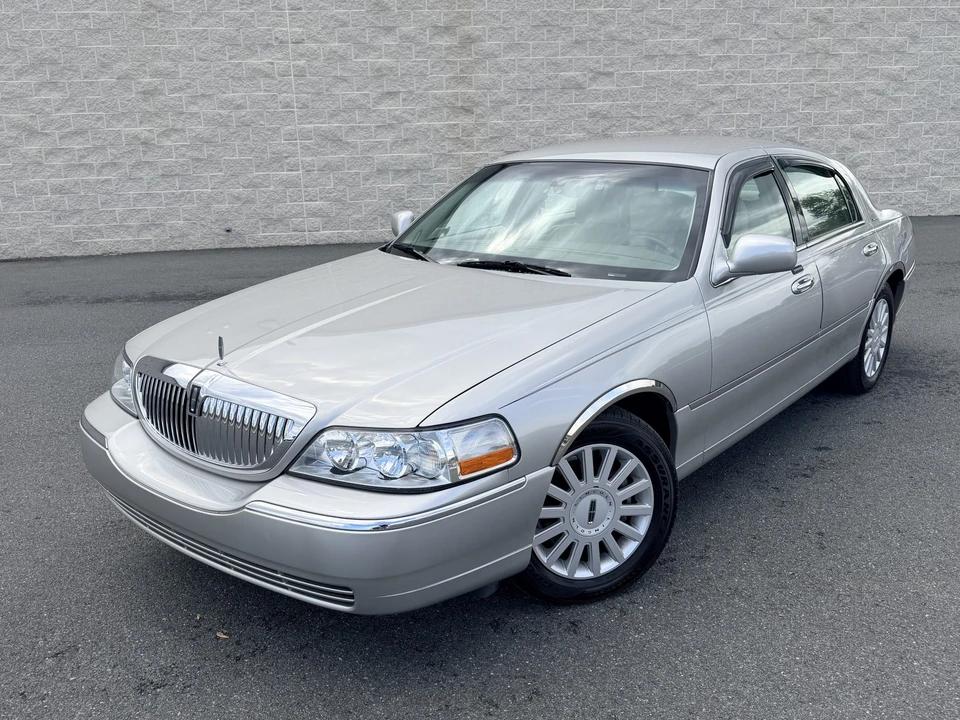 2005 Lincoln Town Car - Image 2 of 31
