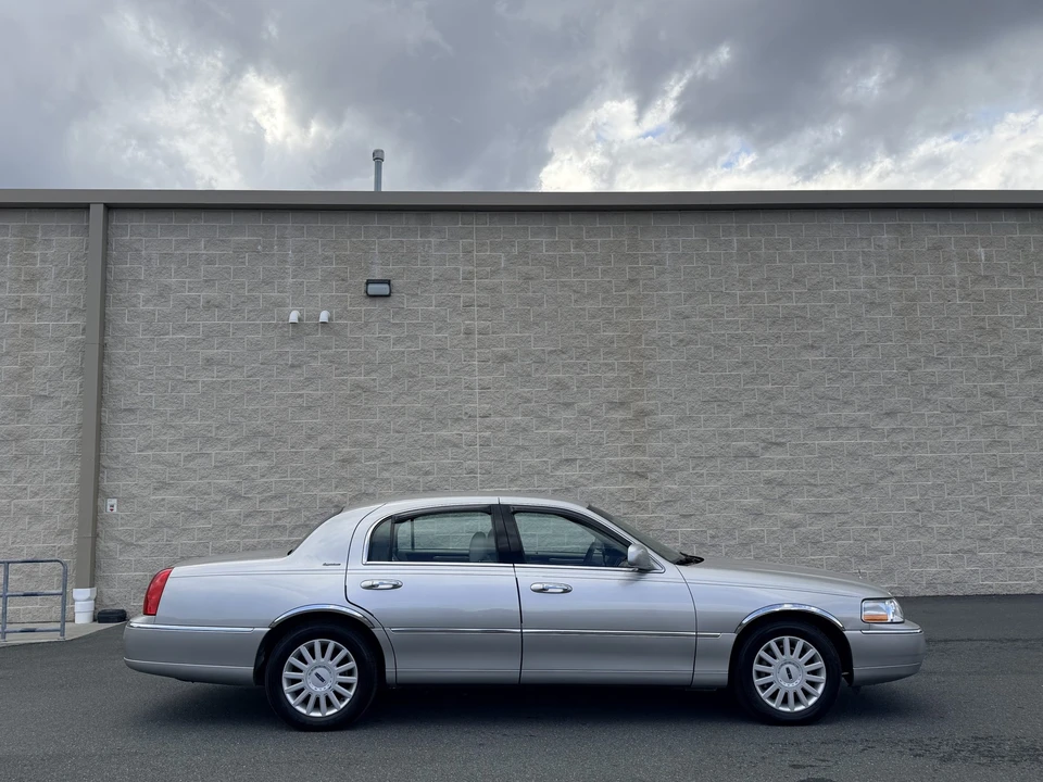 2005 Lincoln Town Car - Image 9 of 31
