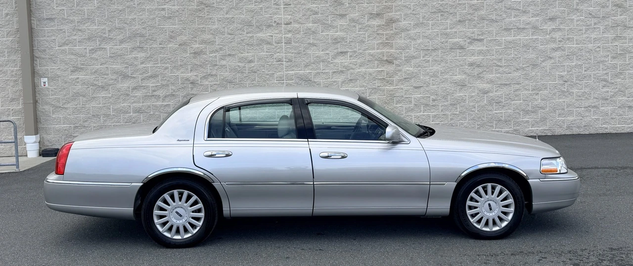 2005 Lincoln Town Car - Image 12 of 31
