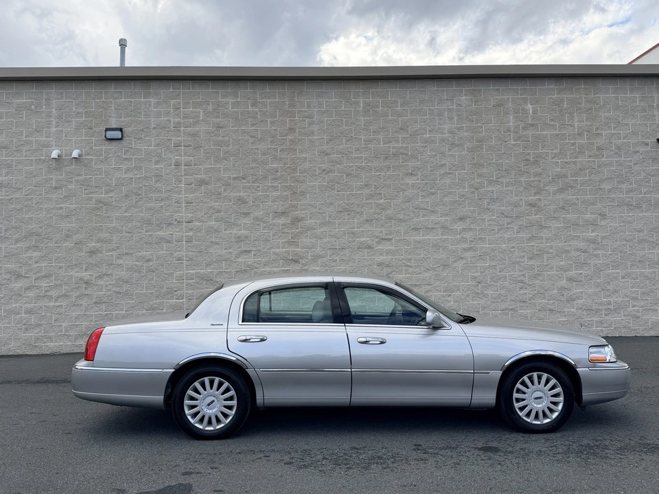 2005 Lincoln Town Car - Image 10 of 31