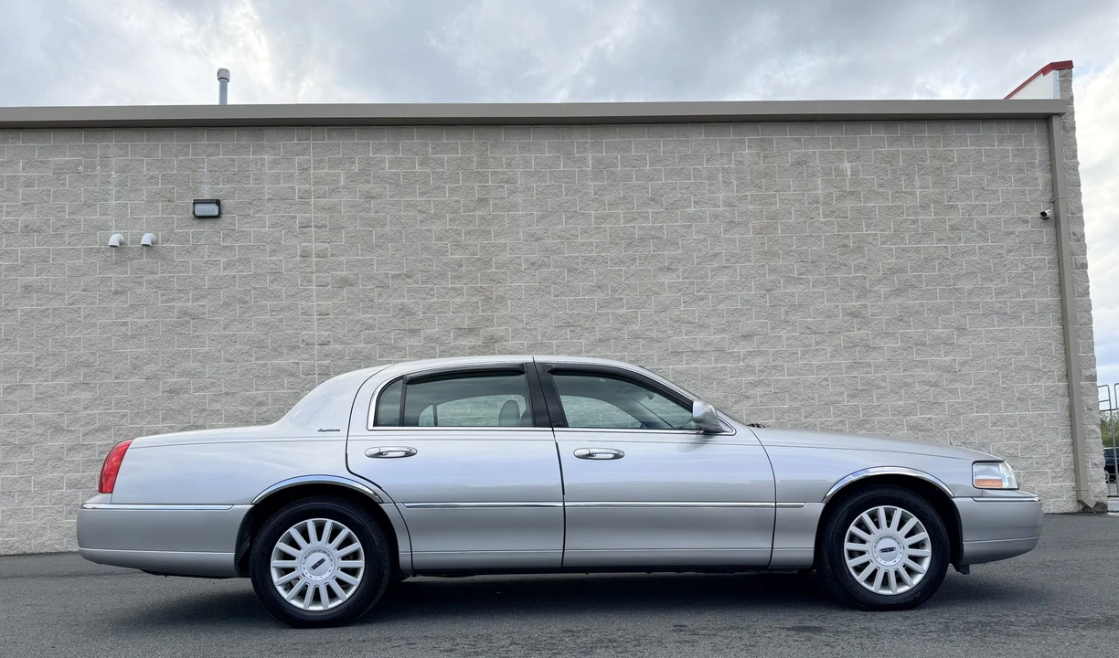 2005 Lincoln Town Car - Image 11 of 31