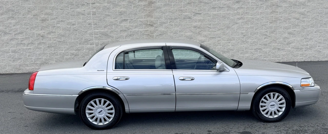 2005 Lincoln Town Car - Image 13 of 31