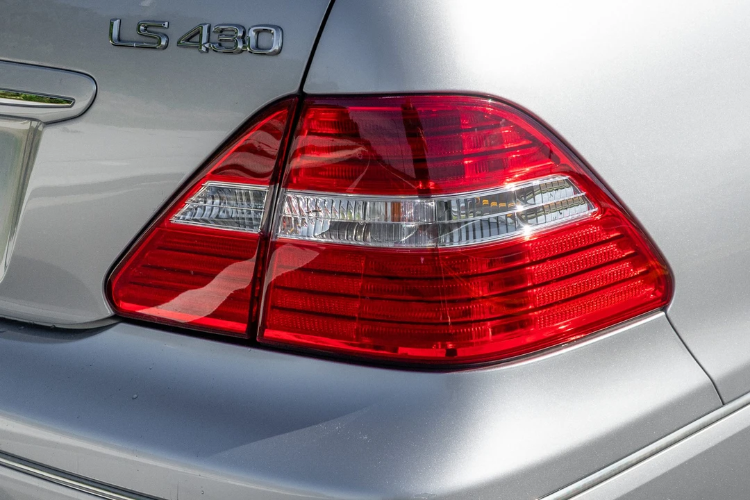 2006 Lexus LS 3rd Gen - Image 15 of 31