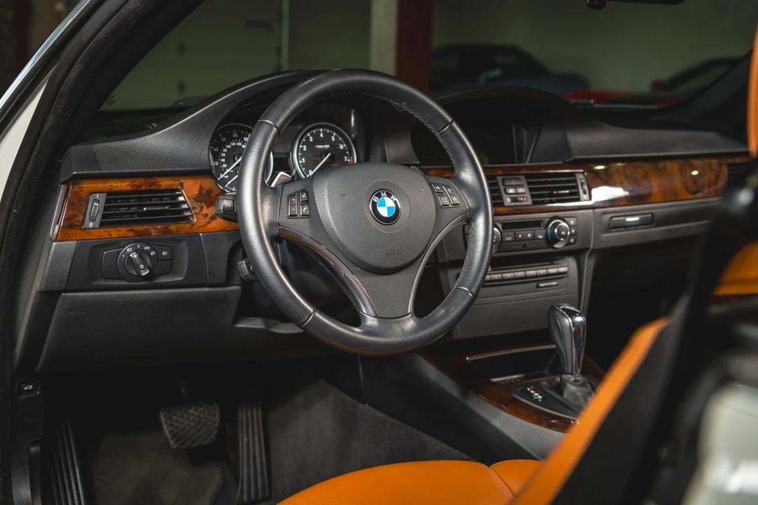 2011 BMW E93 335i Convertible - Image 5 of 7