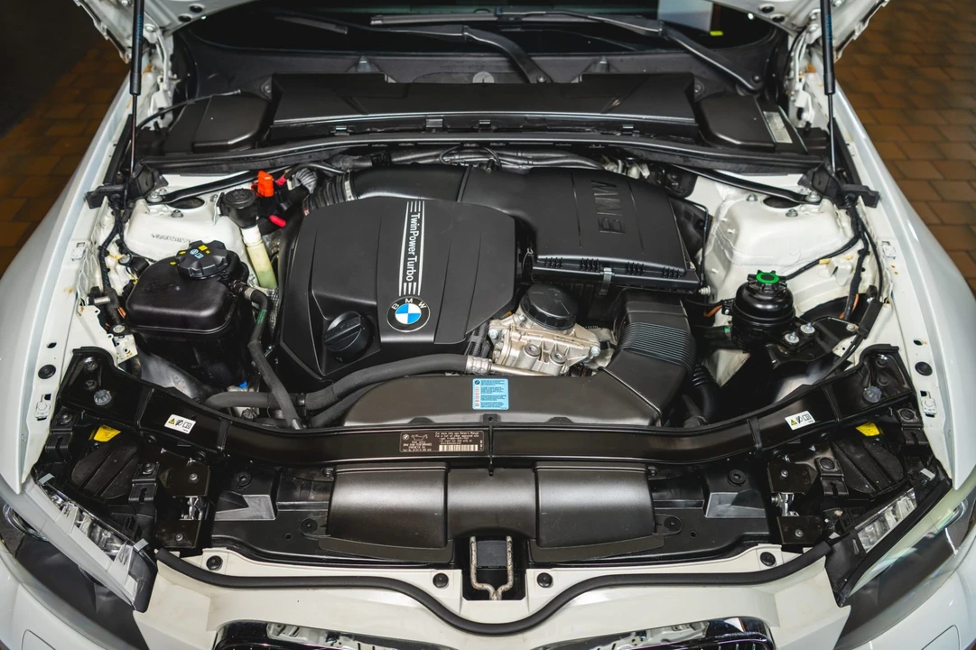 2011 BMW E93 335i Convertible - Image 6 of 7