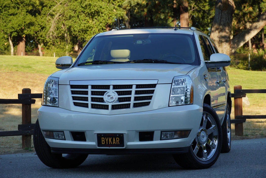 2011 Cadillac Escalade & EXT 3rd Gen - Image 2 of 31