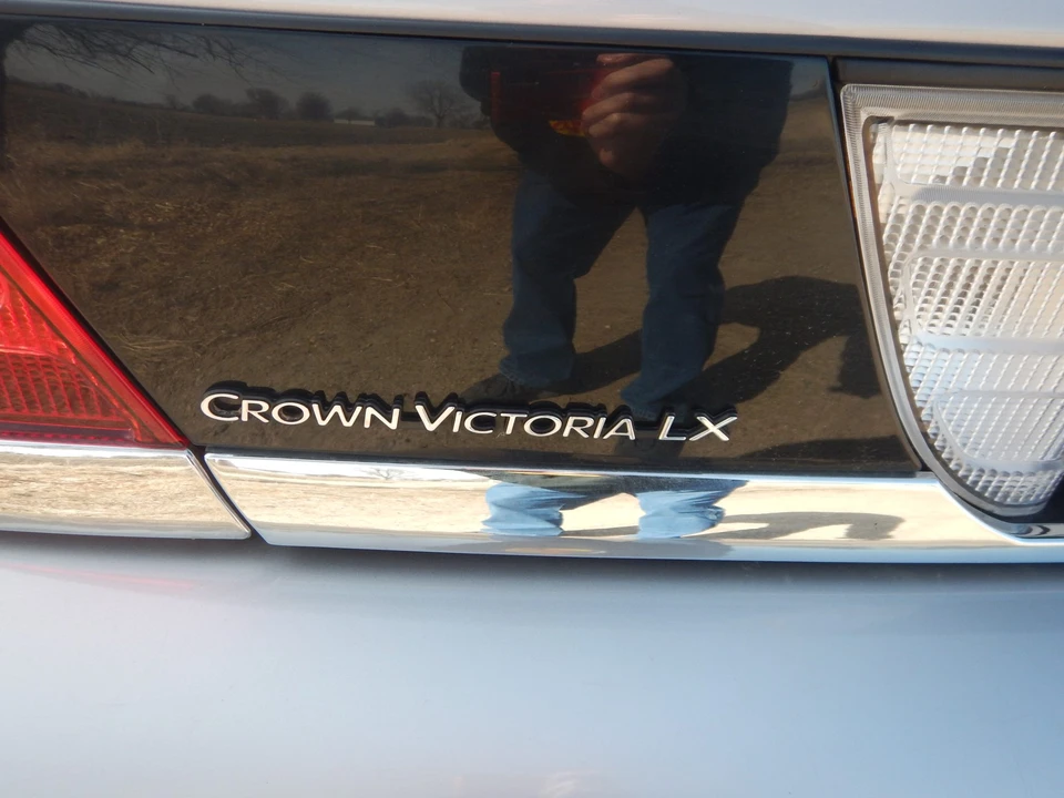 2011 Ford Crown Victoria - Image 24 of 31