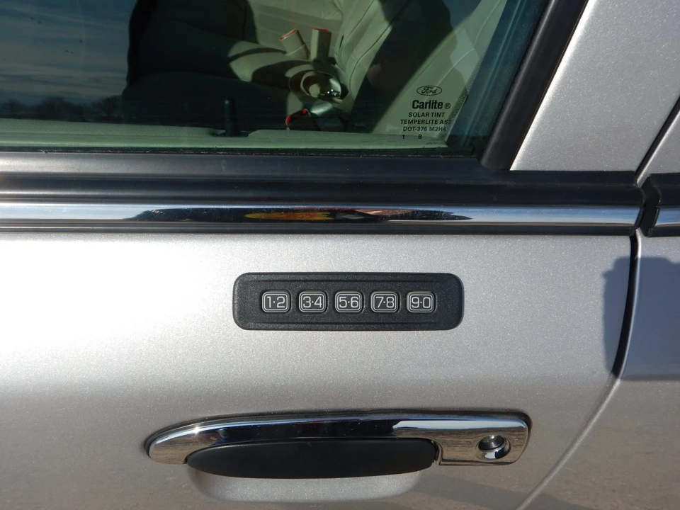 2011 Ford Crown Victoria - Image 18 of 31
