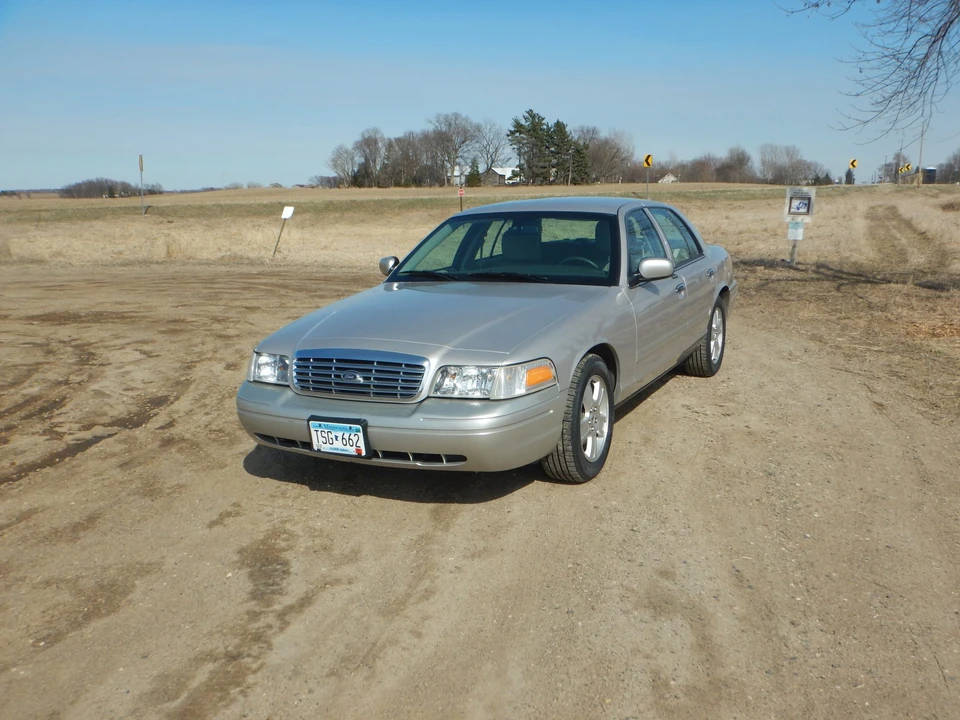 2011 Ford Crown Victoria - Image 2 of 31