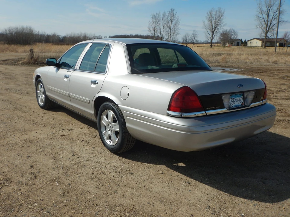 2011 Ford Crown Victoria - Image 6 of 31