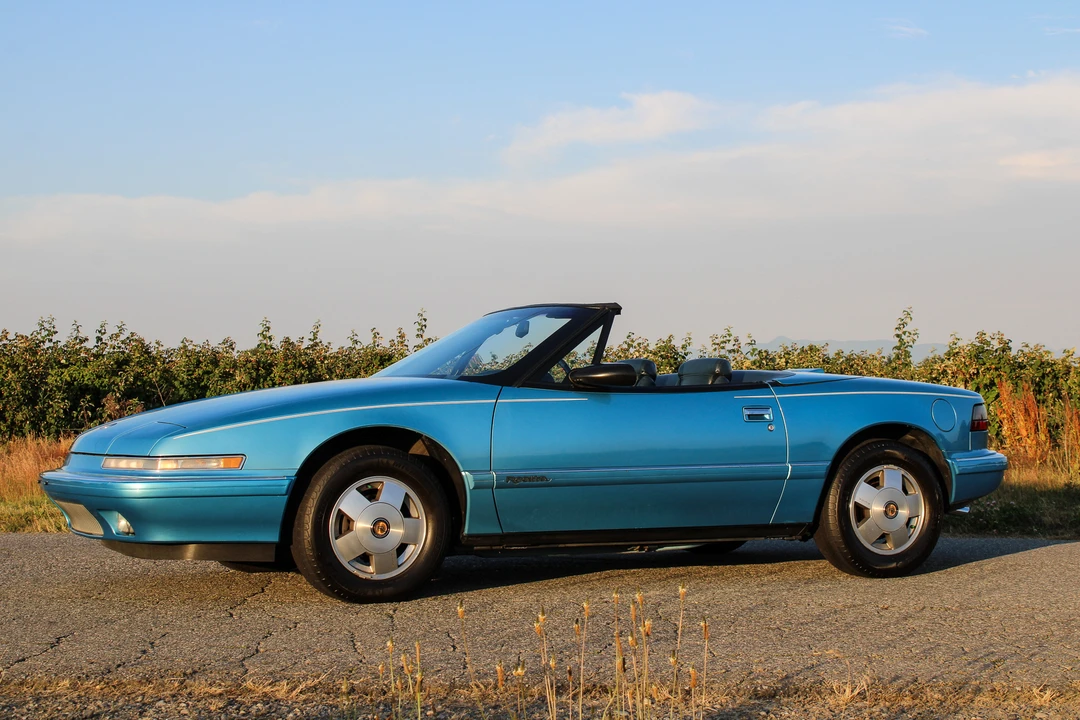1990 Buick Reatta - Image 2 of 31