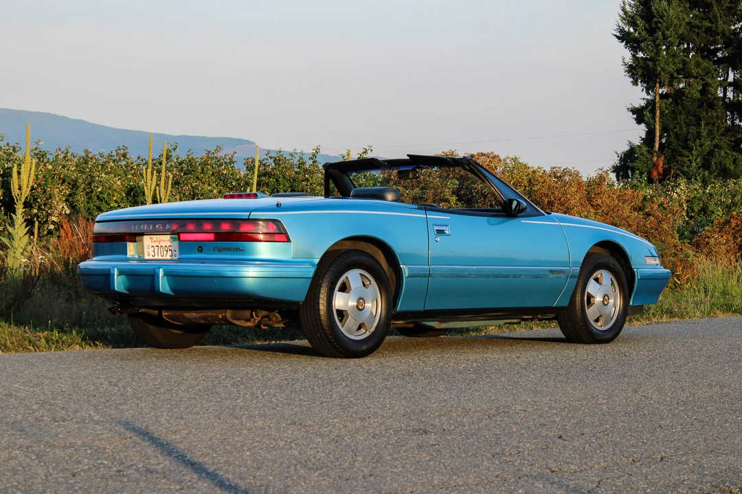 1990 Buick Reatta - Image 19 of 31