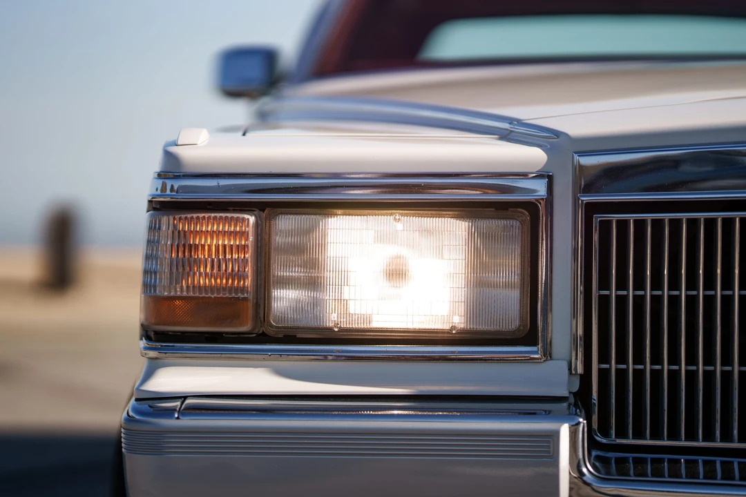 1992 Cadillac Brougham - Image 17 of 31
