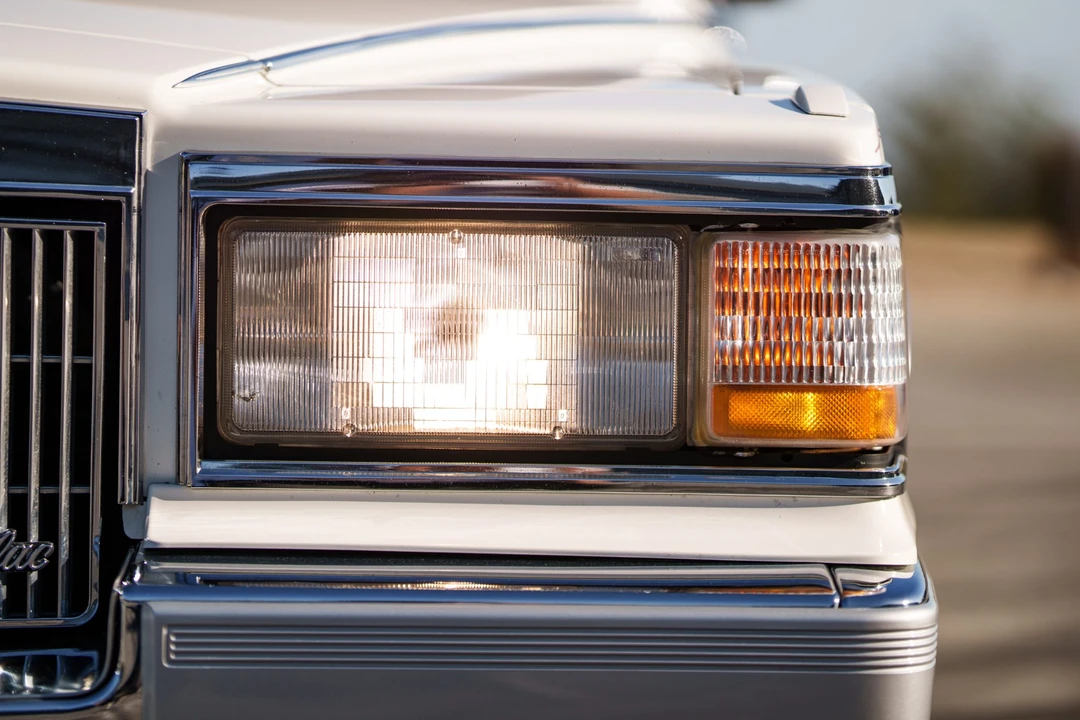 1992 Cadillac Brougham - Image 20 of 31