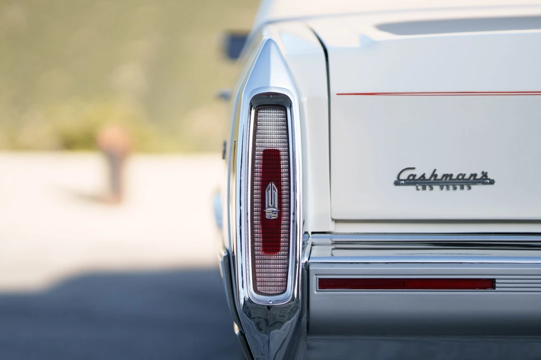 1992 Cadillac Brougham - Image 23 of 31
