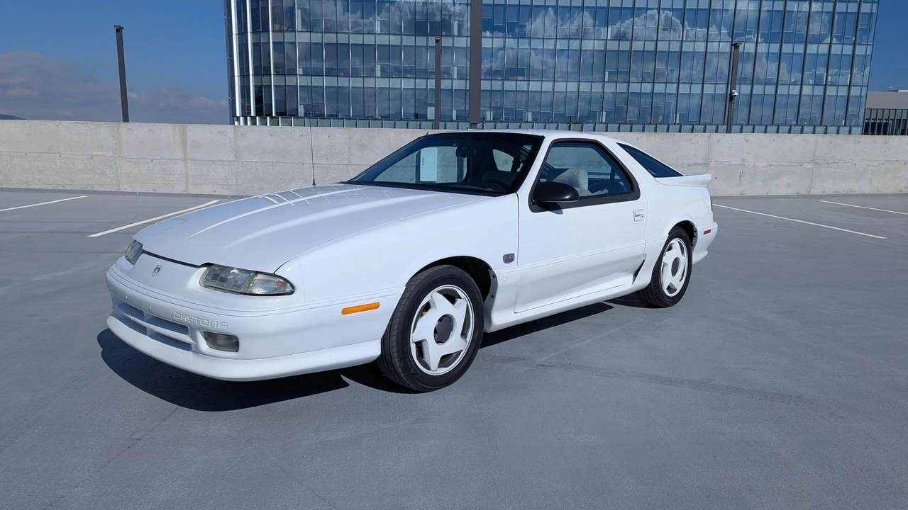 1992 Dodge Daytona - Image 2 of 31