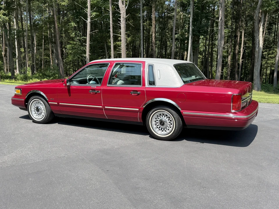 1995 Lincoln Town Car - Image 10 of 31