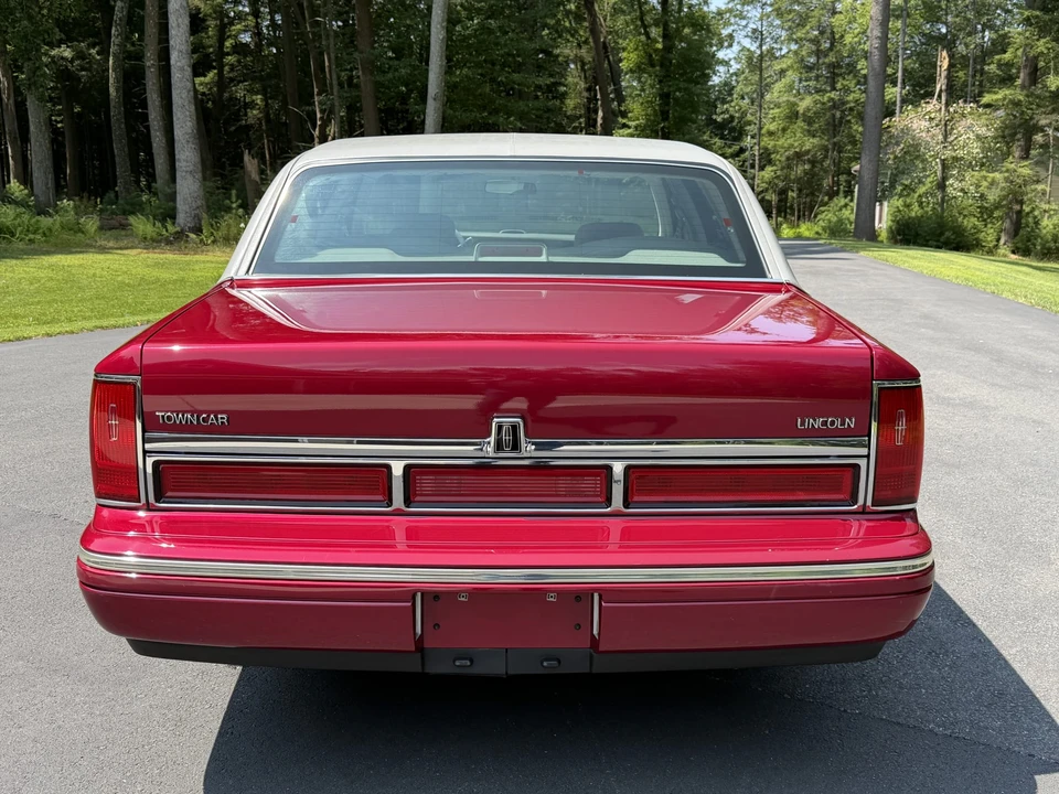 1995 Lincoln Town Car - Image 8 of 31