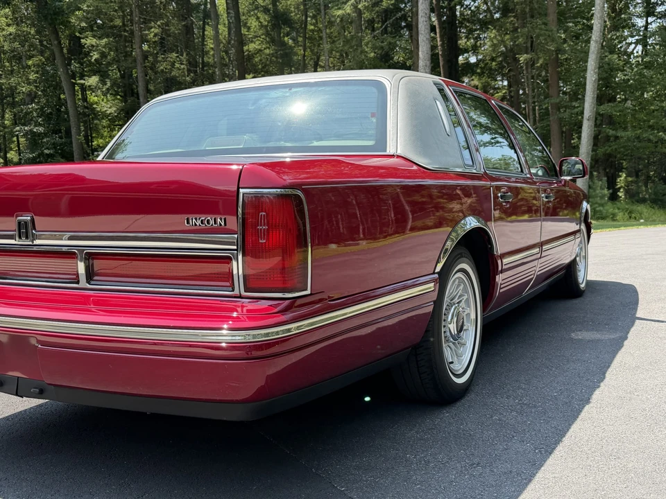 1995 Lincoln Town Car - Image 13 of 31