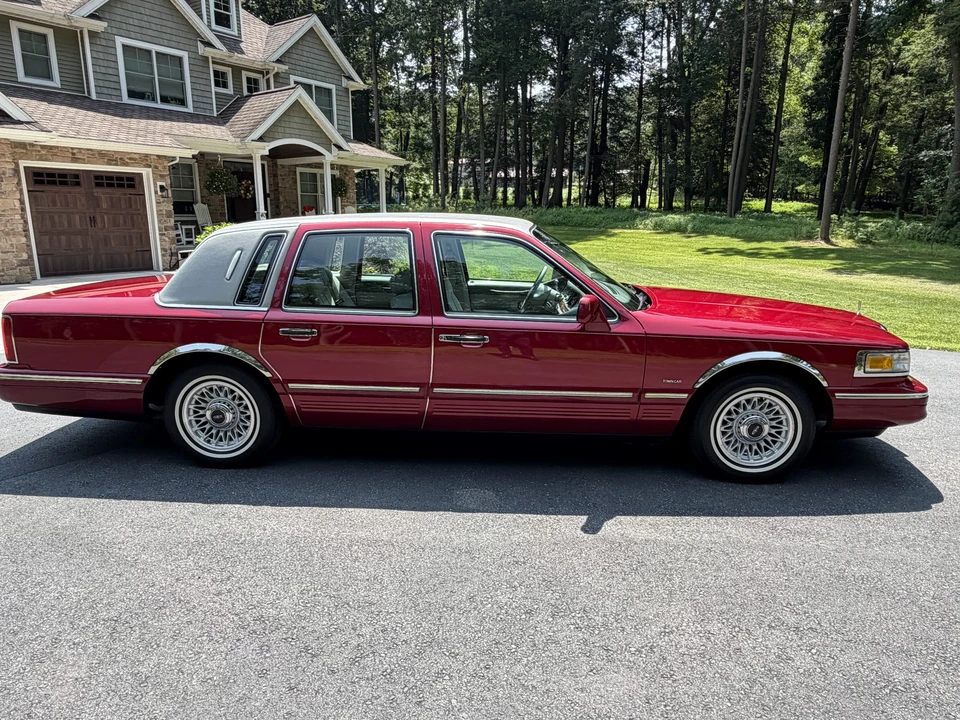 1995 Lincoln Town Car - Image 7 of 31