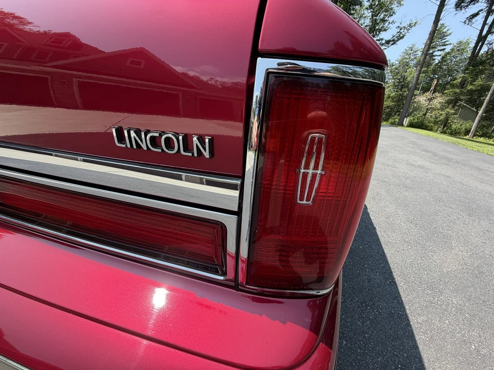 1995 Lincoln Town Car - Image 24 of 31