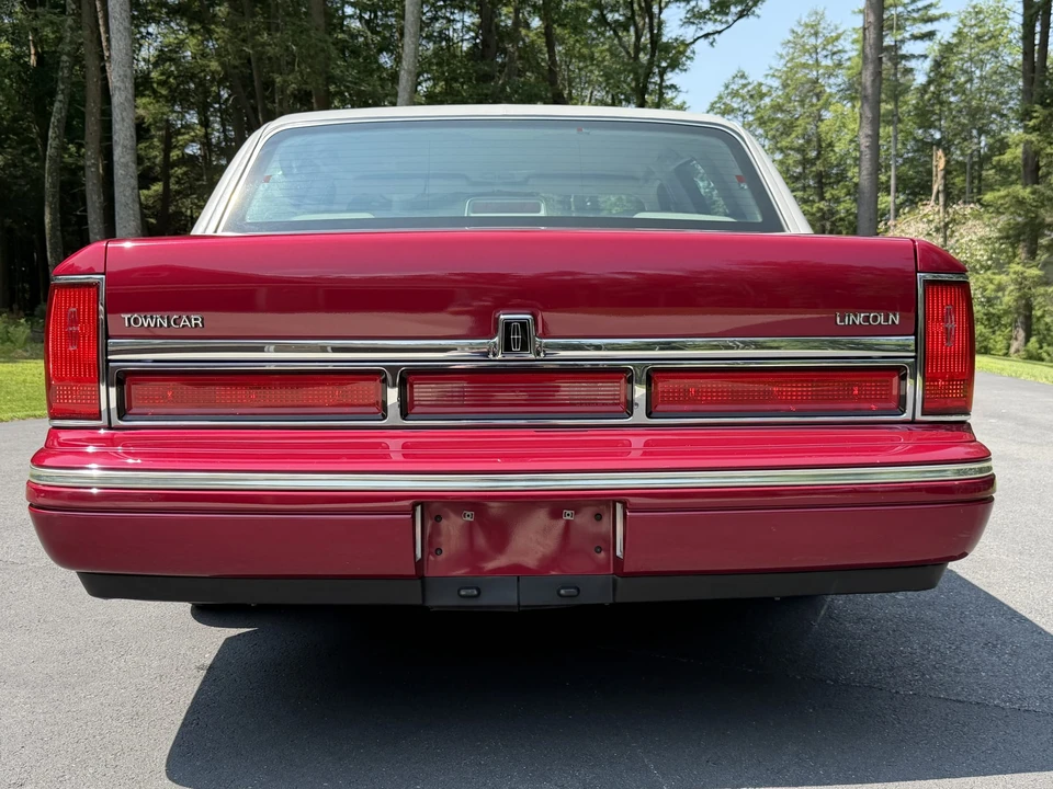 1995 Lincoln Town Car - Image 9 of 31