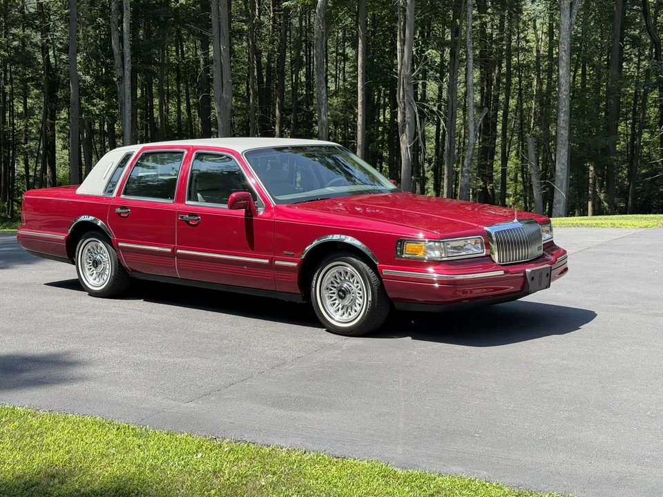 1995 Lincoln Town Car - Image 4 of 31