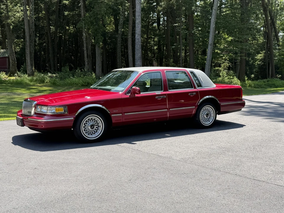 1995 Lincoln Town Car - Image 2 of 31