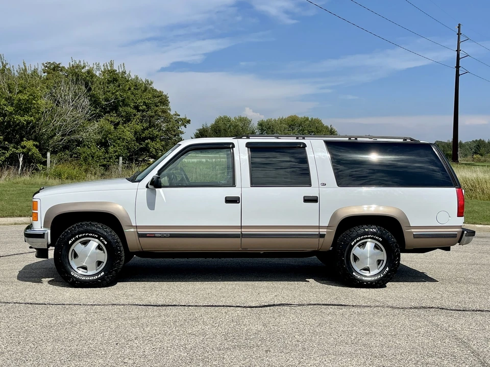 1998 GMC Suburban 8th Gen - Image 26 of 31