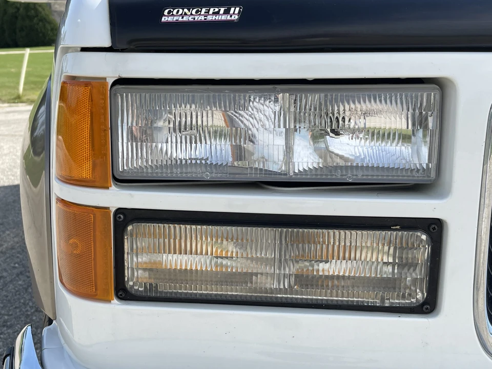 1998 GMC Suburban 8th Gen - Image 30 of 31