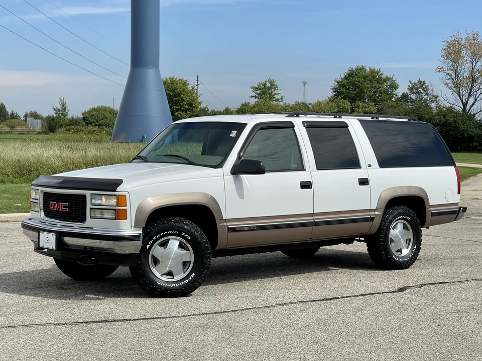 1998 GMC Suburban 8th Gen - Image 3 of 31